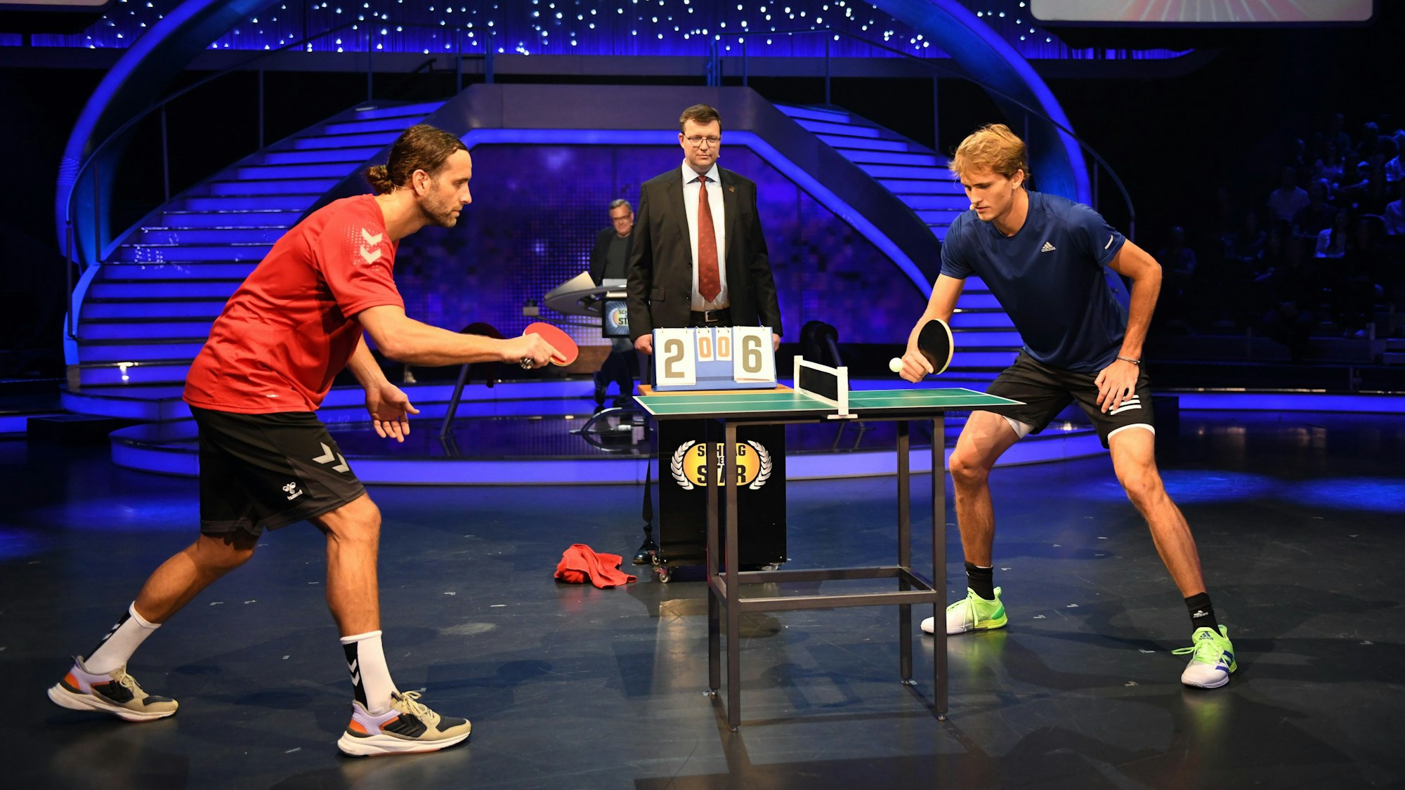 Alexander Zverev (r.) und Silvio Heinevetter duellieren sich bei Schlag den Star im Tischtennis.