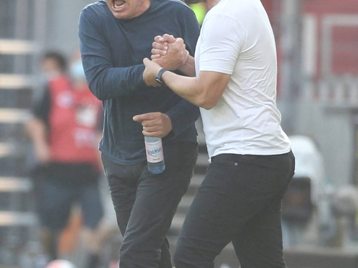 Christian Streich und Bo Svensson geben sich nach der Partie die Hand