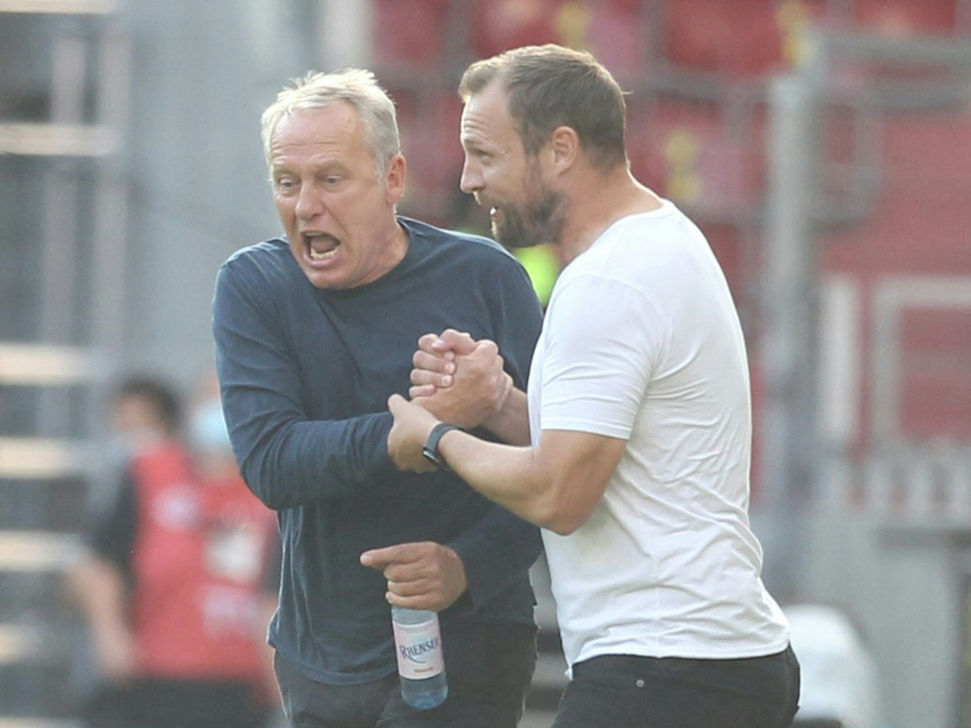 Christian Streich und Bo Svensson geben sich nach der Partie die Hand
