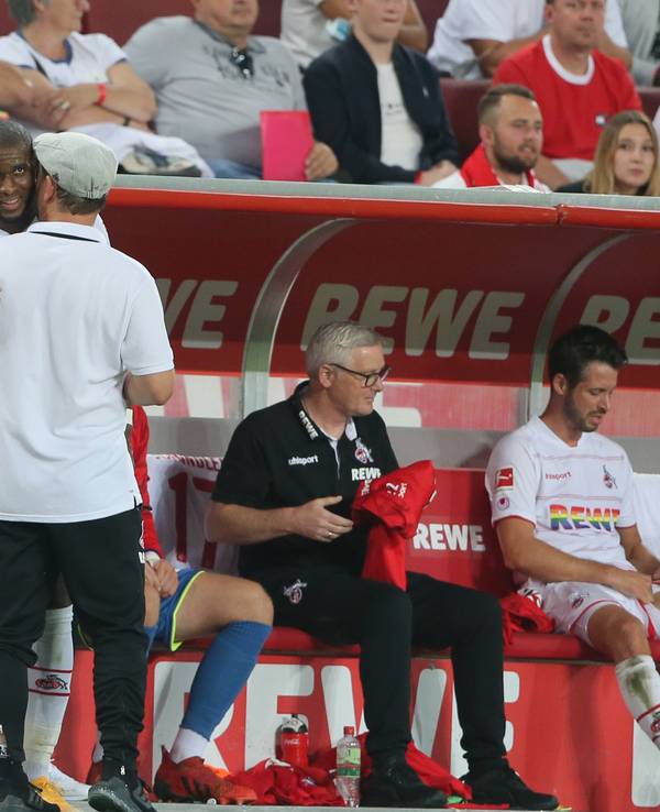 Steffen Baumgart umarmt Anthony Modeste bei 1. FC Köln gegen RB Leipzig.