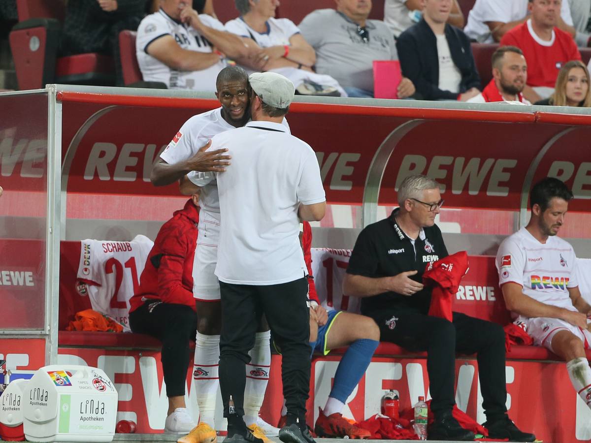 Steffen Baumgart umarmt Anthony Modeste bei 1. FC Köln gegen RB Leipzig.