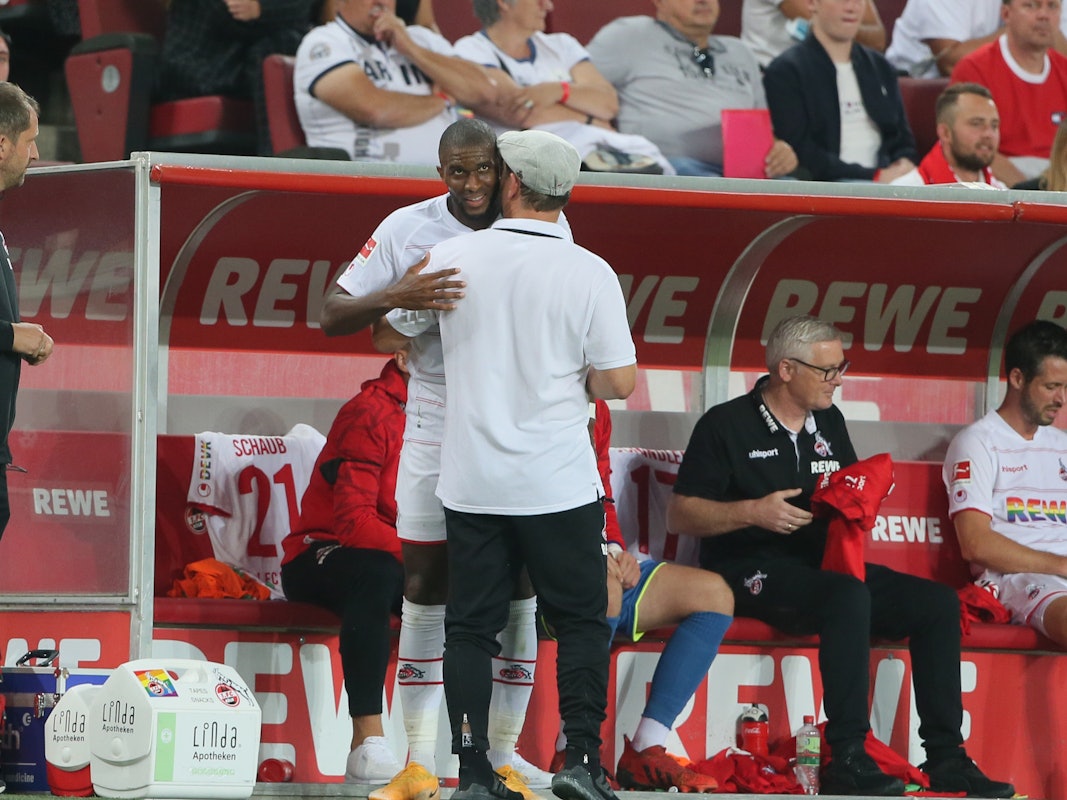 Steffen Baumgart umarmt Anthony Modeste bei 1. FC Köln gegen RB Leipzig.