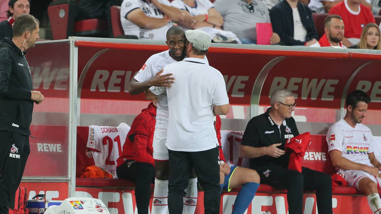 Steffen Baumgart umarmt Anthony Modeste bei 1. FC Köln gegen RB Leipzig.