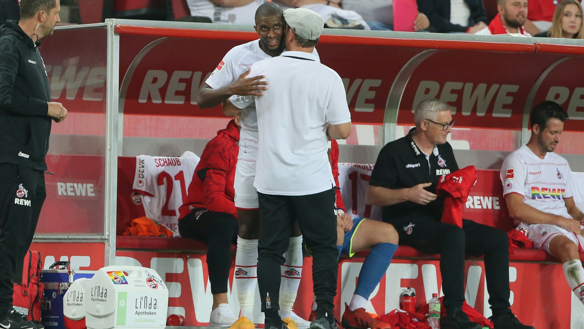 Steffen Baumgart umarmt Anthony Modeste bei 1. FC Köln gegen RB Leipzig.