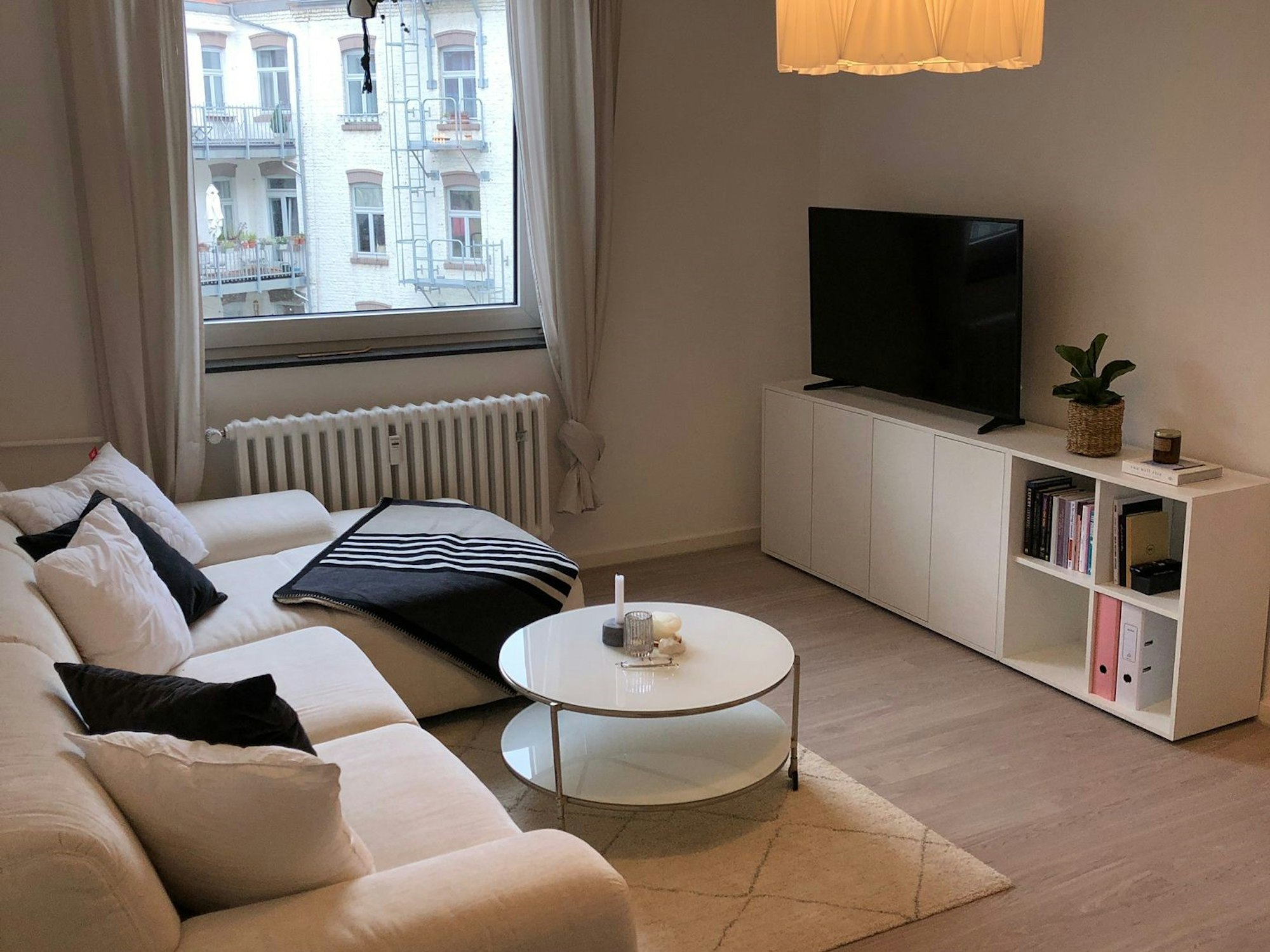 Ein Sofa steht vor einem runden Tisch.