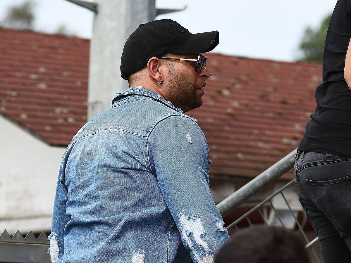 Tim Wiese betritt die Tribüne des FC Oberneuland.