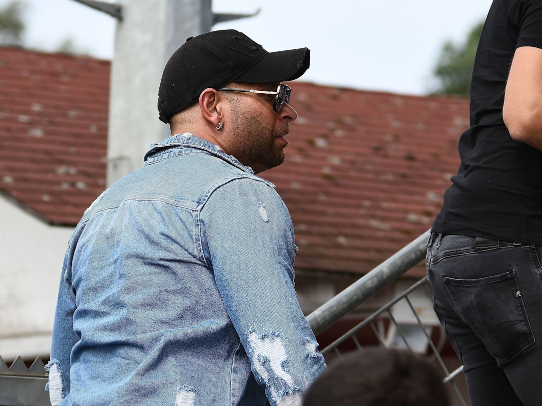 Tim Wiese betritt die Tribüne des FC Oberneuland.