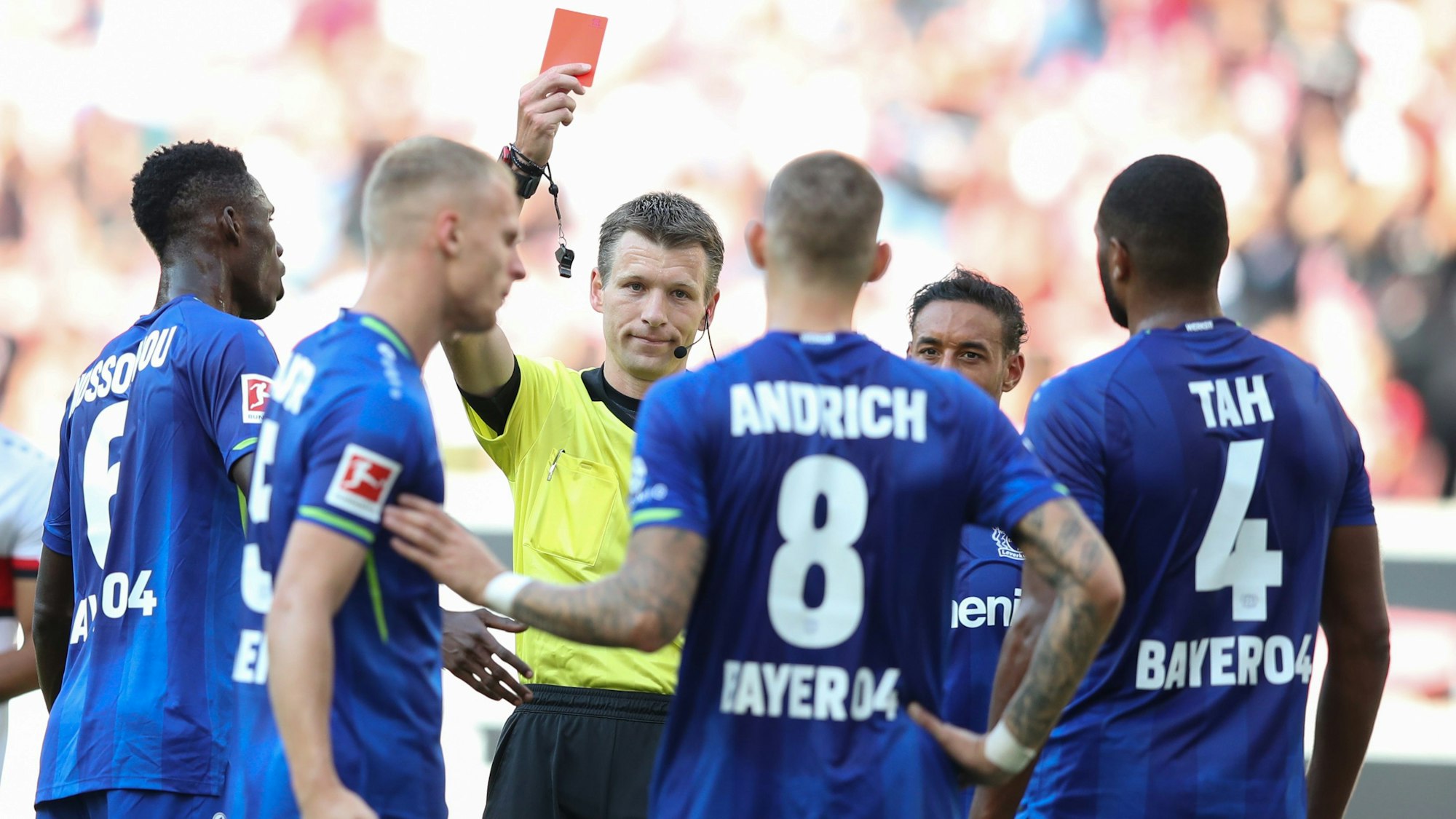 Schiedsrichter Benjamin Cortus zeigt Leverkusens Robert Andrich nach dem Videobeweis die Rote Karte.