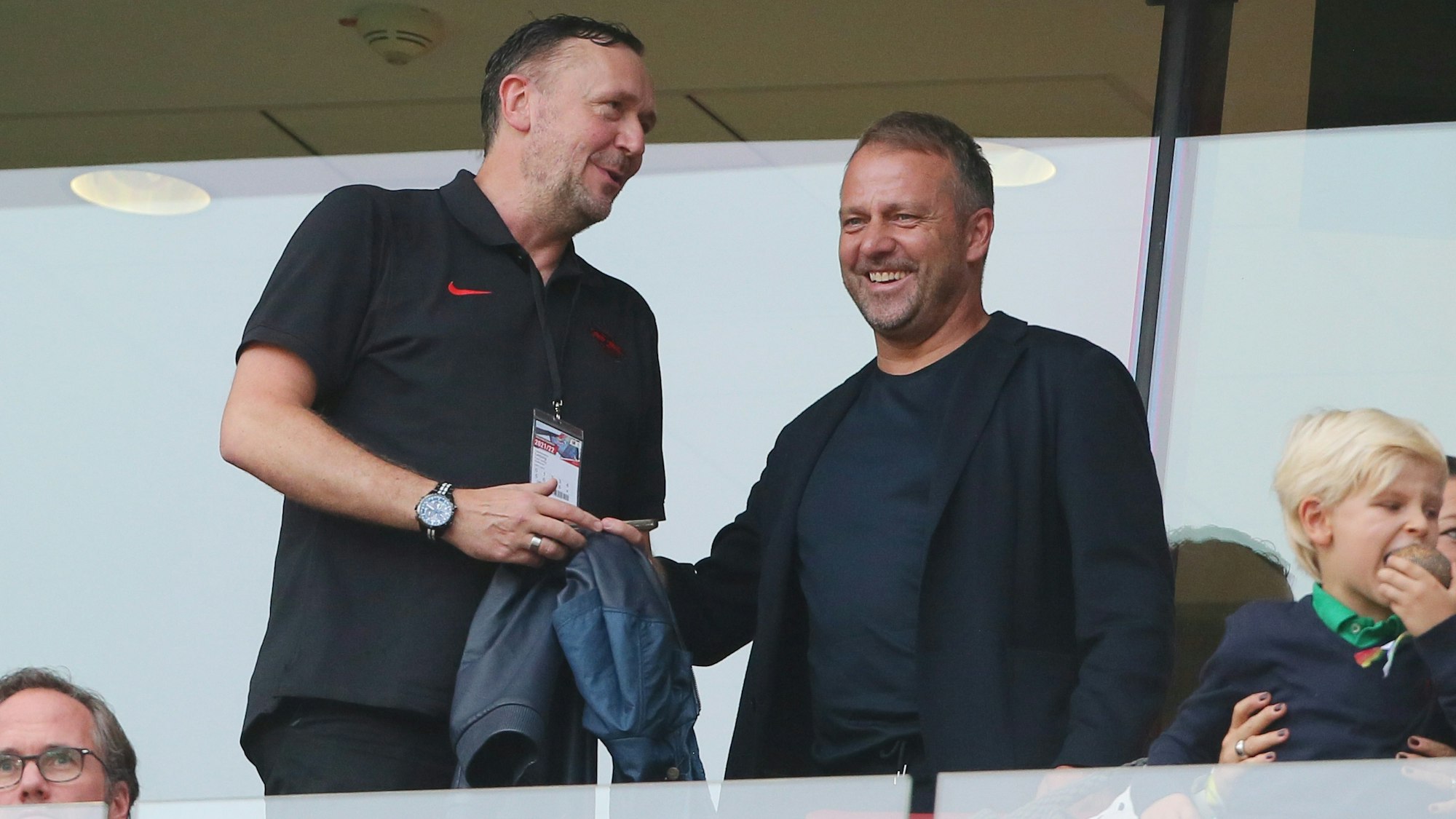 Frank Aehlig (RB Leipzig) und Bundestrainer Hansi Flick beim Spiel in Köln.