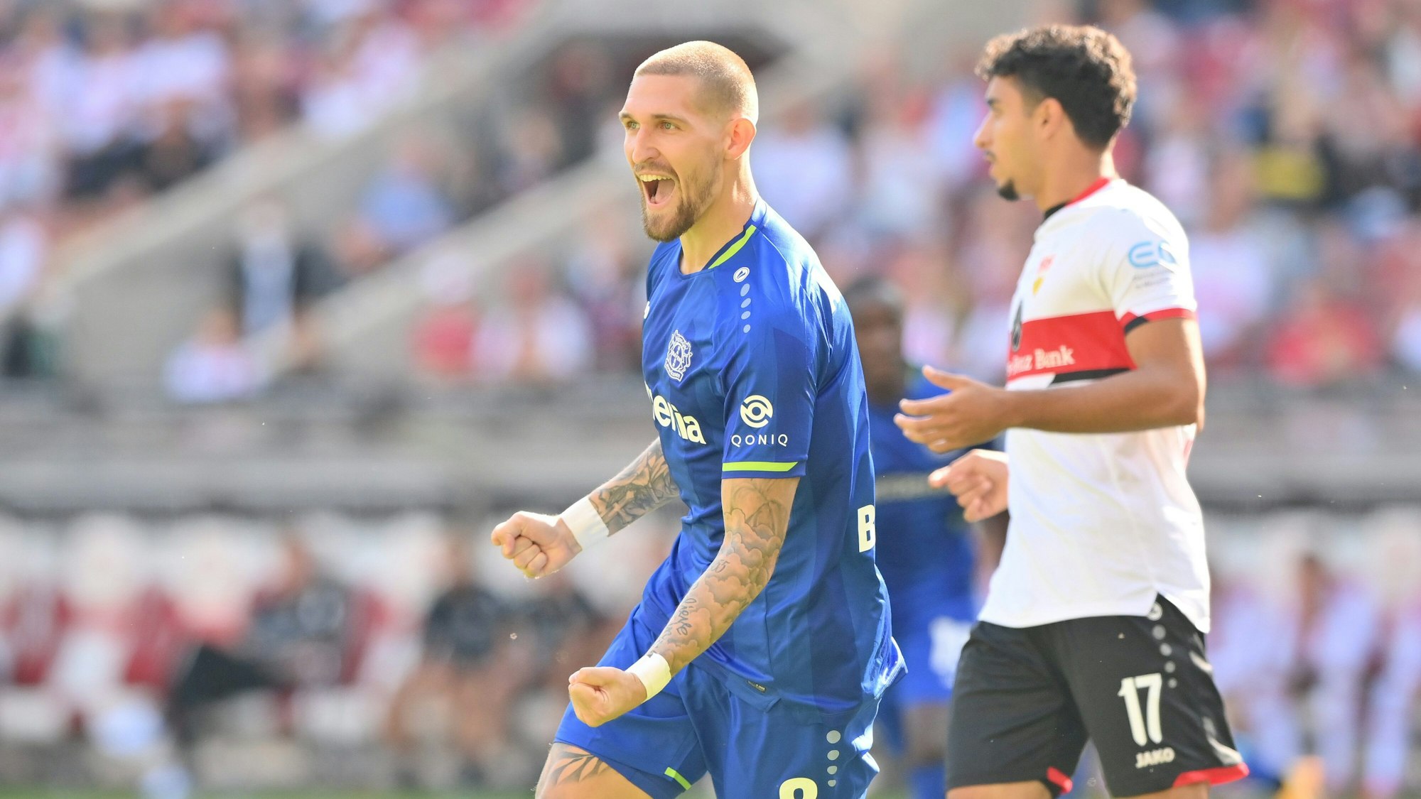 Robert Andrich (l) feiert sein Tor gegen den VfB Stuttgart.