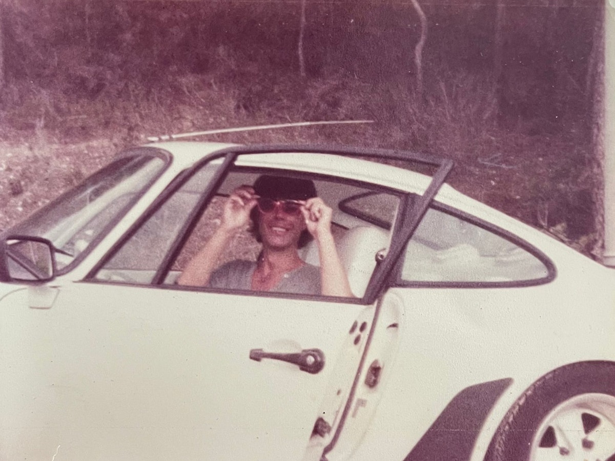 Wolfgang Heider sitzt in einem Porsche.