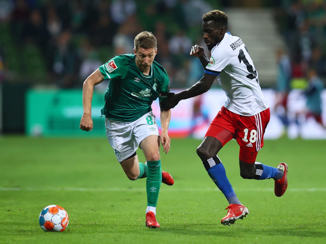 Mitchell Weiser spielt mit Werder Bremen gegen den Hamburger SV.