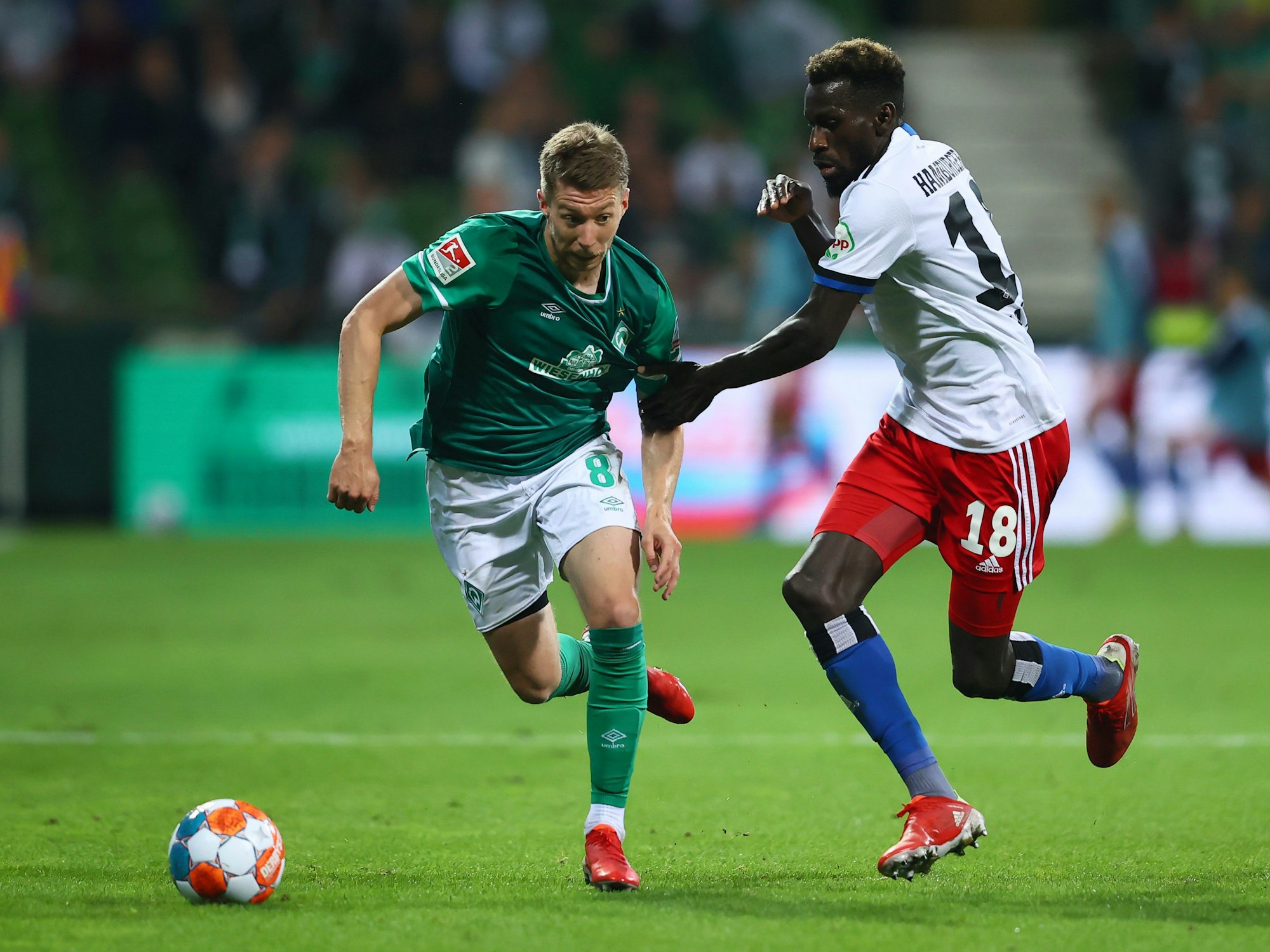 Mitchell Weiser spielt mit Werder Bremen gegen den Hamburger SV.