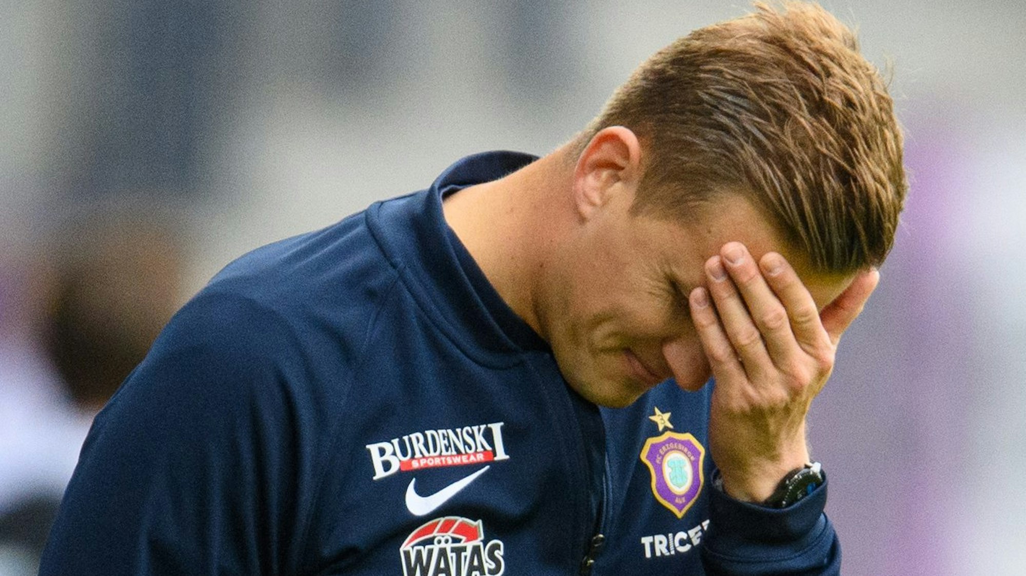 Aues Trainer Aleksey Shpilevski reagiert enttäuscht beim Spiel gegen Paderborn.