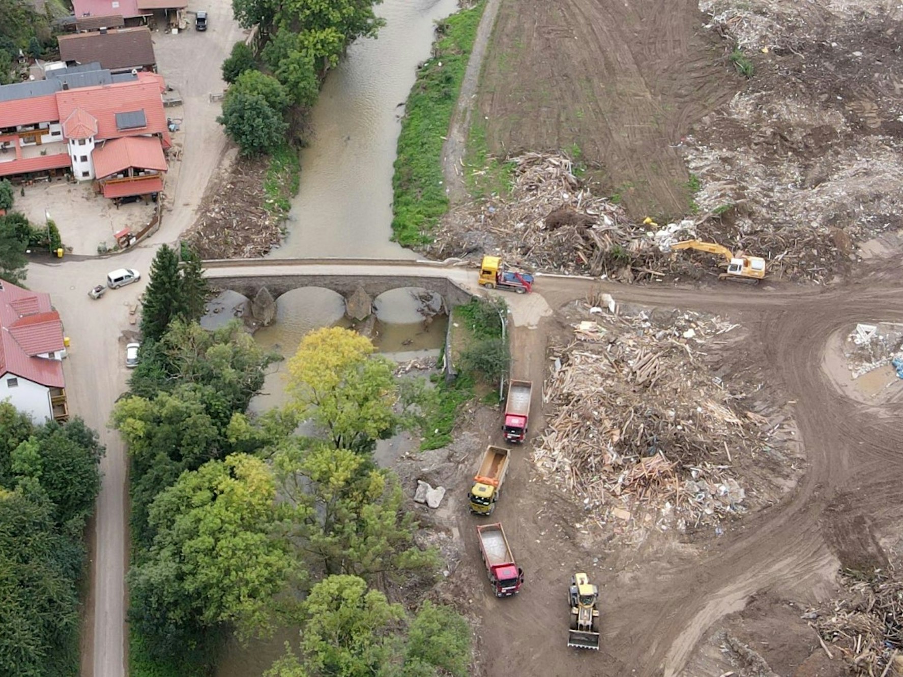 Blick aus 100 Metern Höhe auf das durch die Flut zerstörte Dorf im Ahrtal.