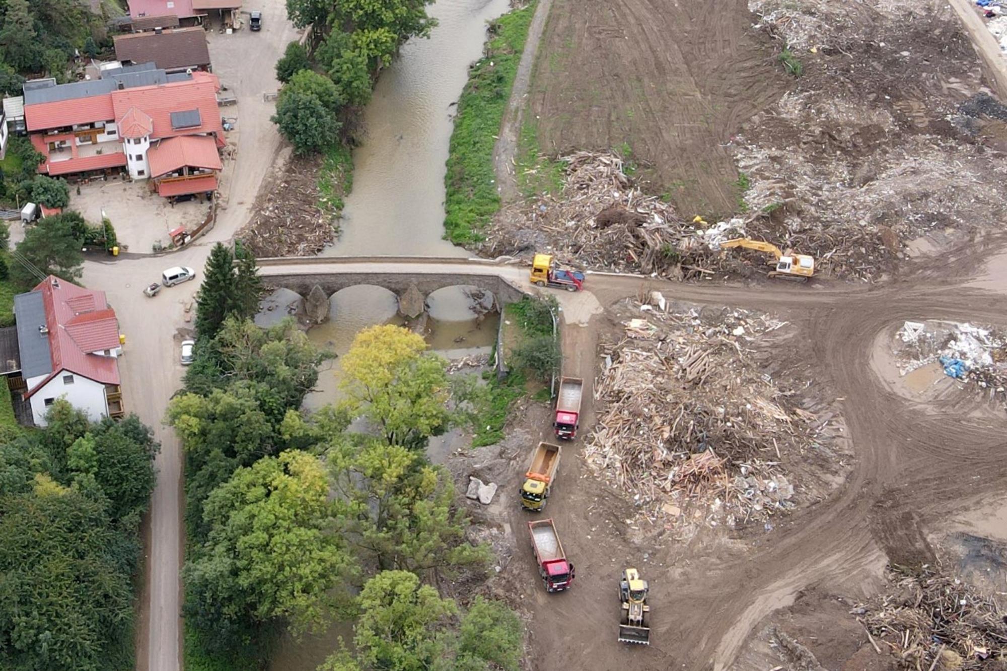 Blick aus 100 Metern Höhe auf das durch die Flut zerstörte Dorf im Ahrtal.
