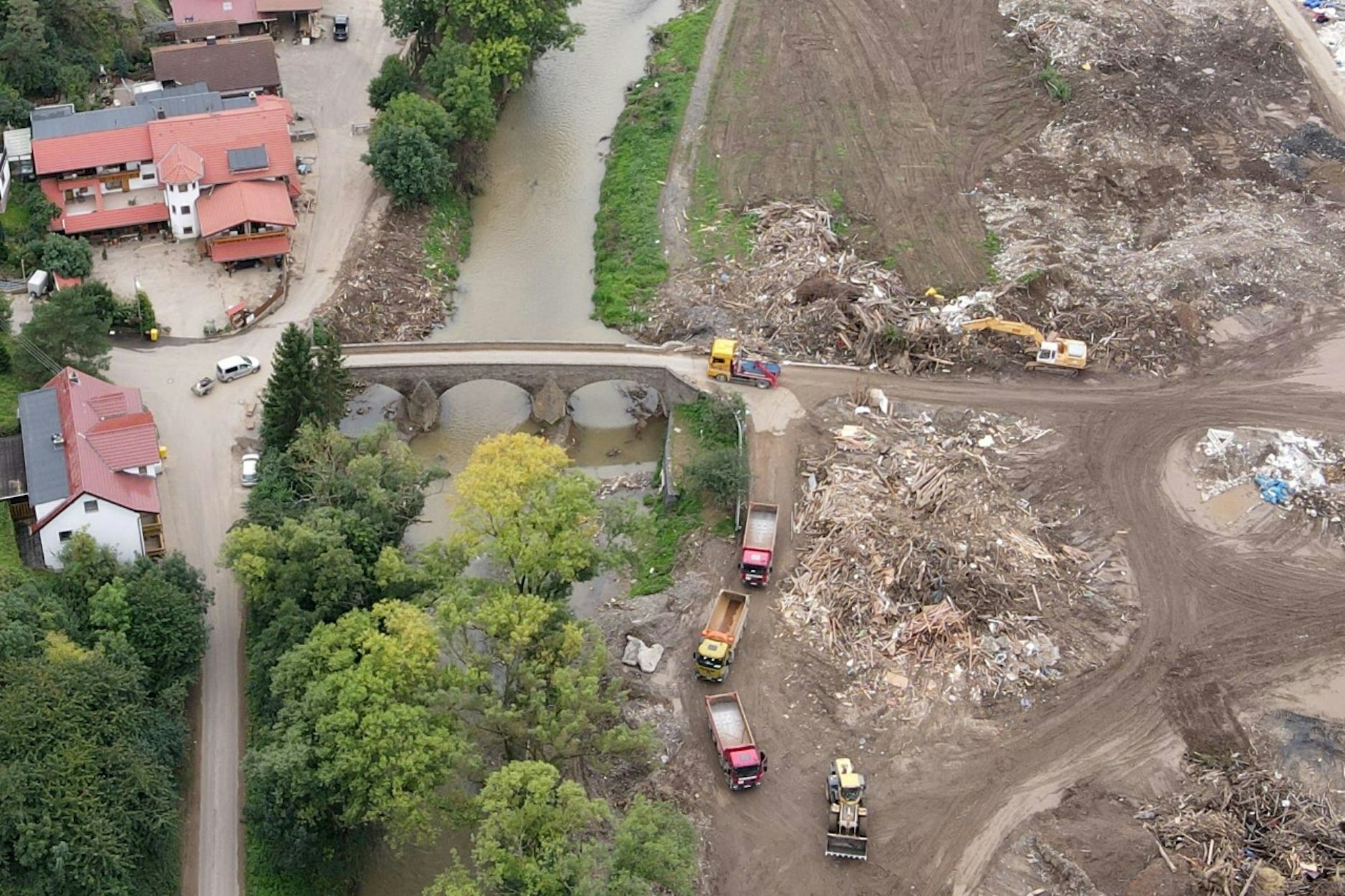Blick aus 100 Metern Höhe auf das durch die Flut zerstörte Dorf im Ahrtal.