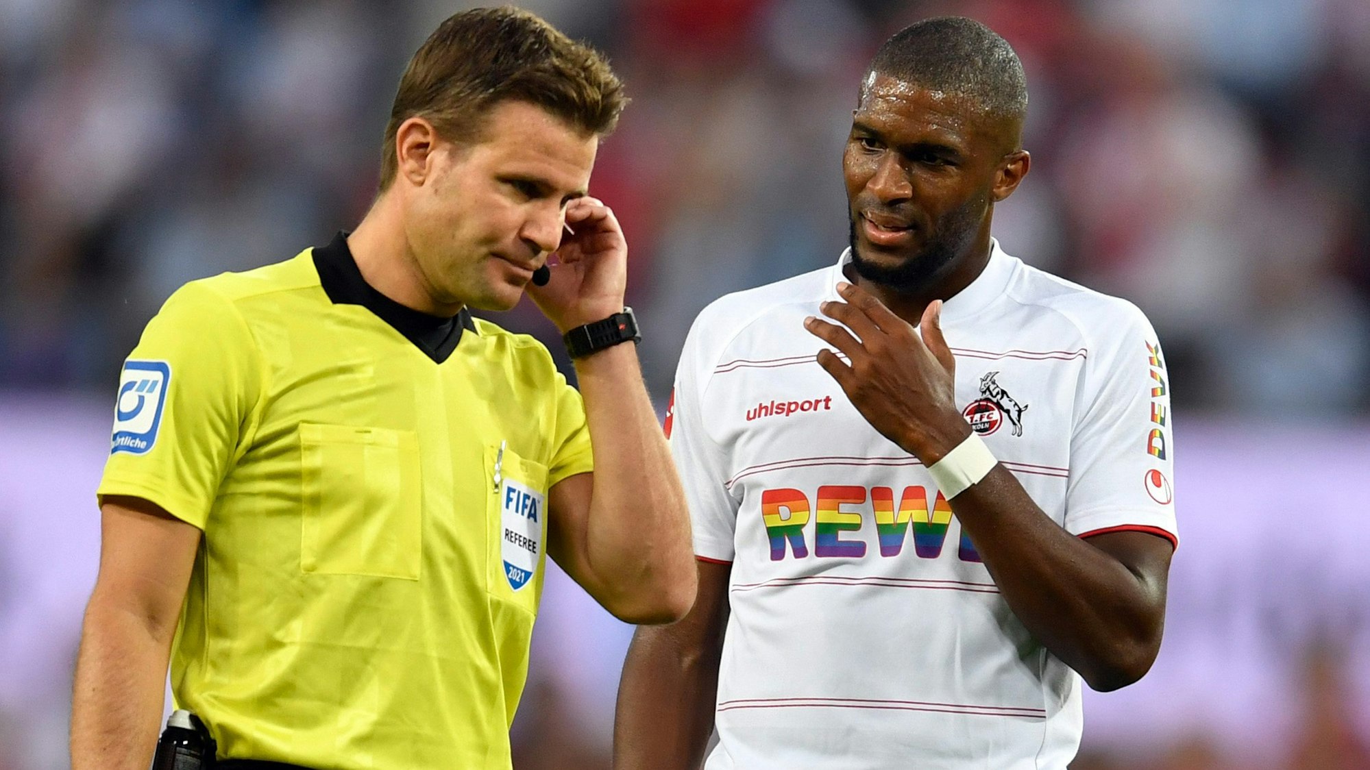 Anthony Modeste wartet beim Bundesliga-Spiel 1. FC Köln gegen RB Leipzig auf die Entscheidung von Schiedsrichter Felix Brych.