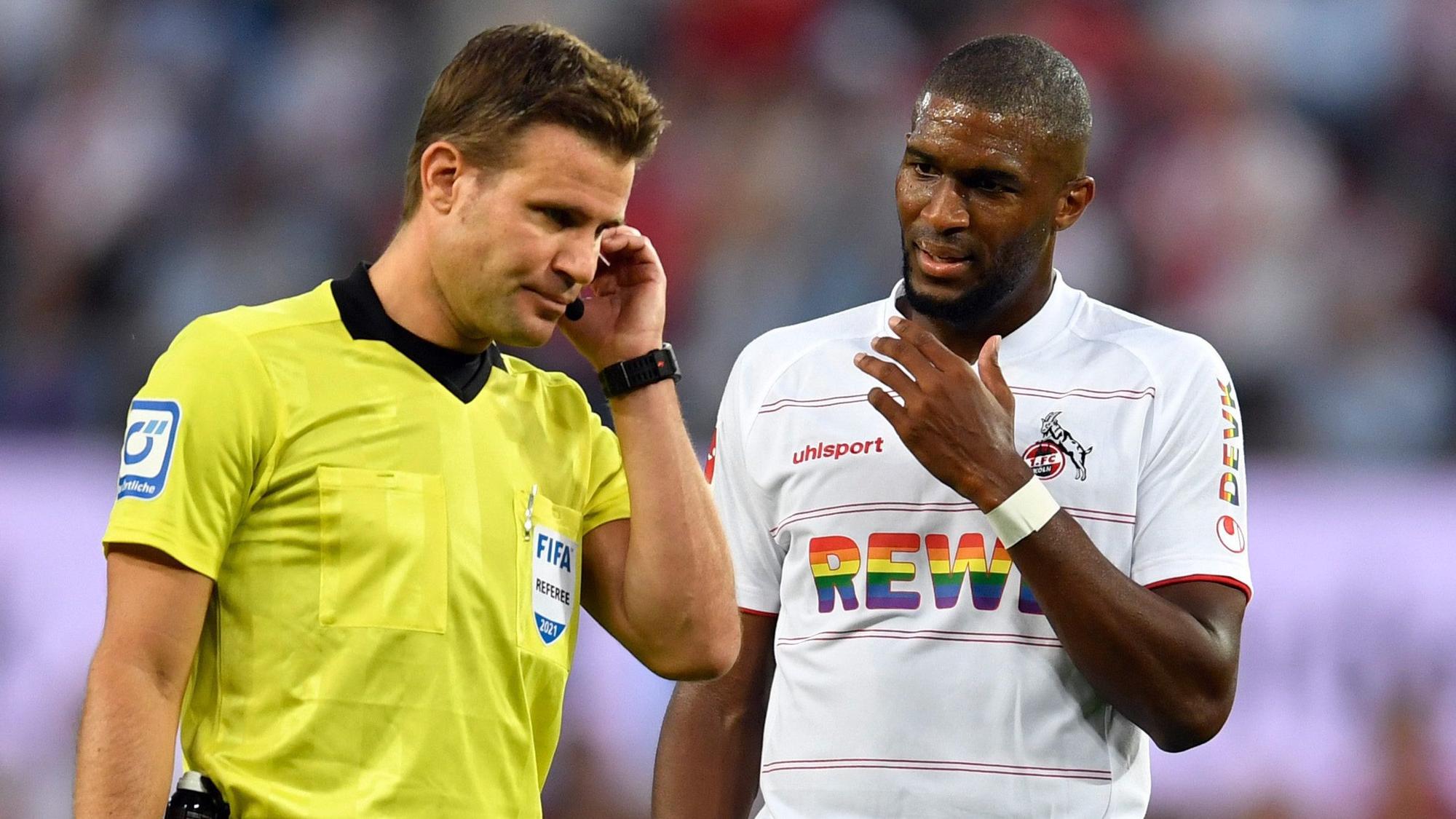 Anthony Modeste wartet beim Bundesliga-Spiel 1. FC Köln gegen RB Leipzig auf die Entscheidung von Schiedsrichter Felix Brych.