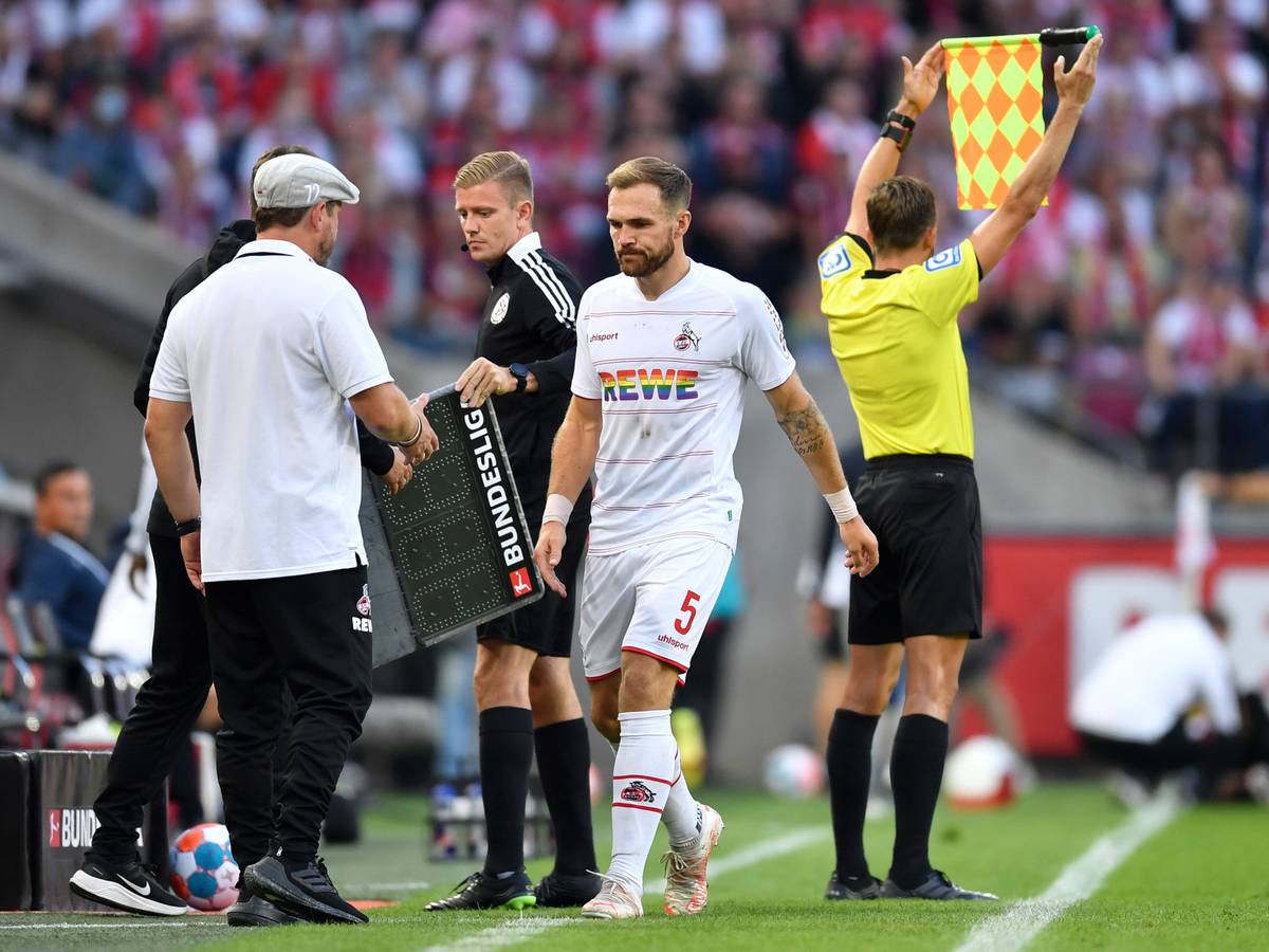 Steffen Baumgart nimmt Rafael Czichos gegen Leipzig vom Platz.