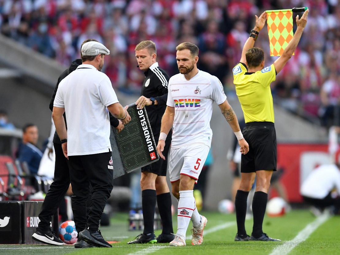 Steffen Baumgart nimmt Rafael Czichos gegen Leipzig vom Platz.