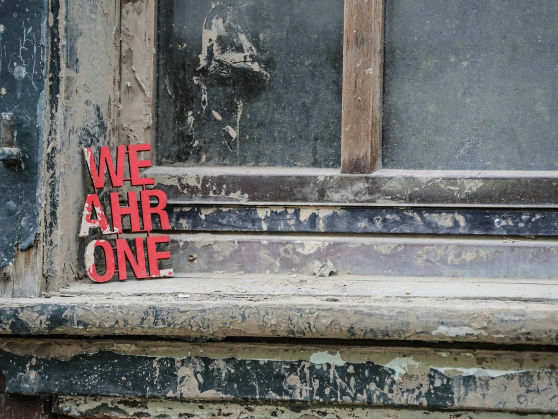 Dank an die Helfer in einem Fenster in Dernau.