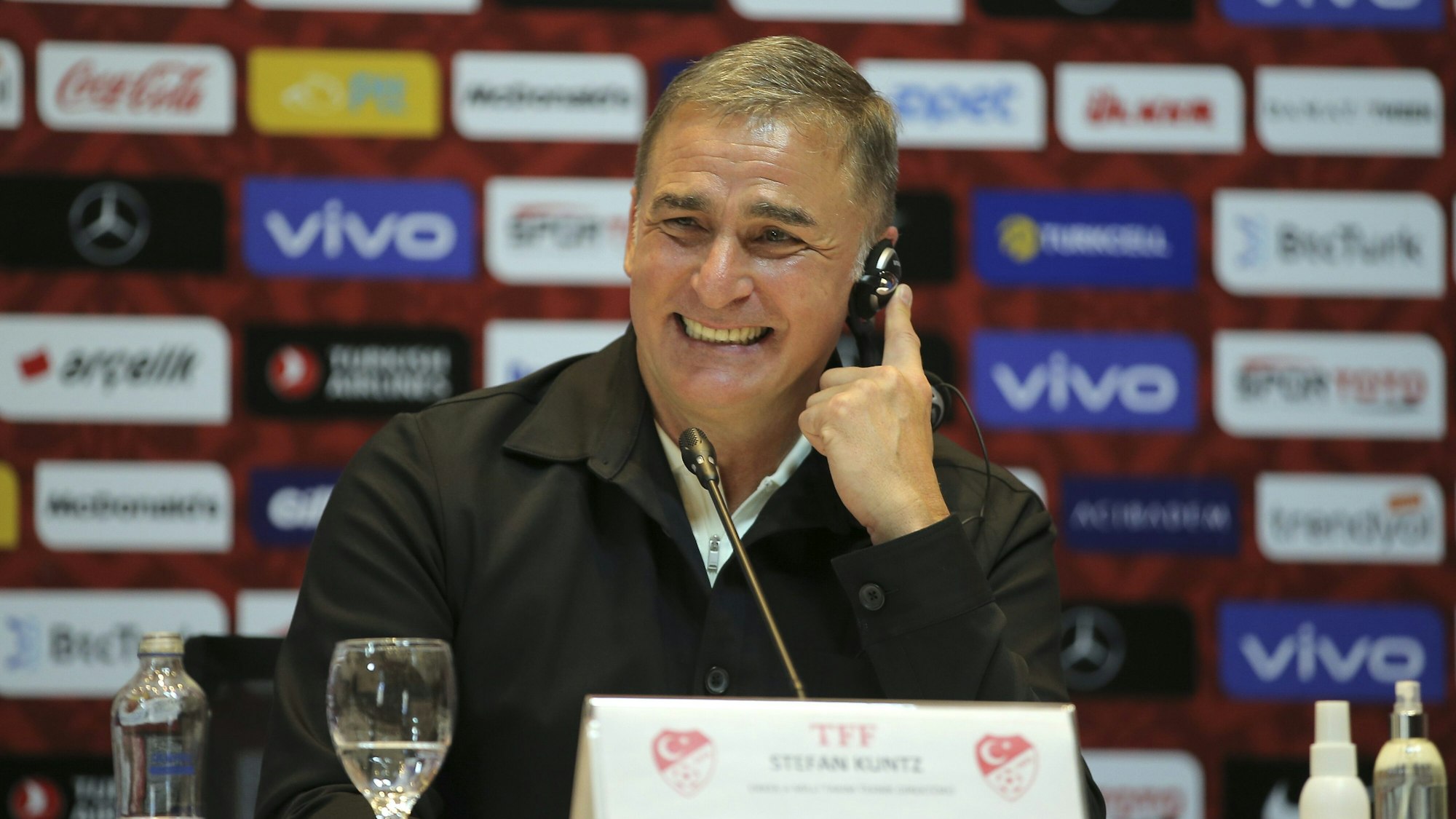 Ex-U21-Trainer Stefan Kuntz bei der Pressekonferenz in der Türkei.