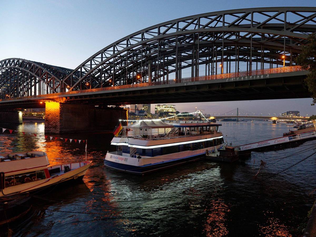 Schiffe auf dem Rhein bei Sonnenaufgang in Köln.