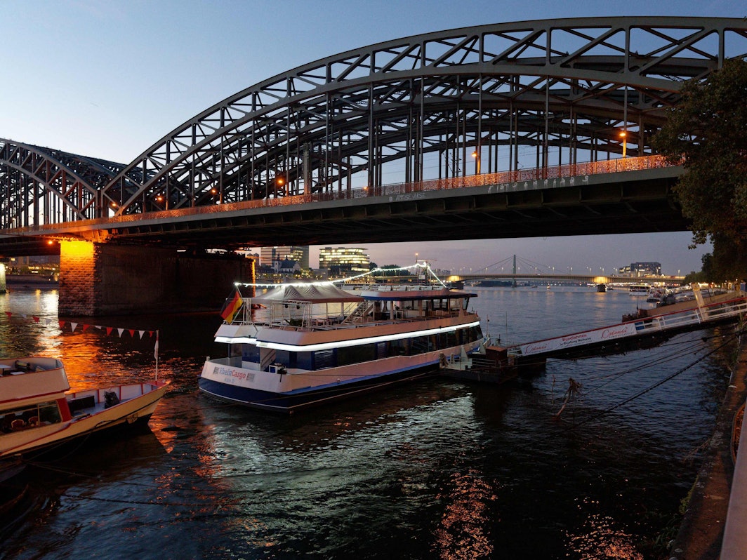 Schiffe auf dem Rhein bei Sonnenaufgang in Köln.