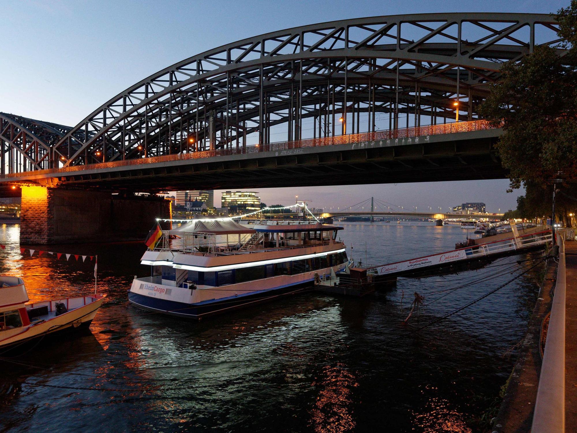 Schiffe auf dem Rhein bei Sonnenaufgang in Köln.