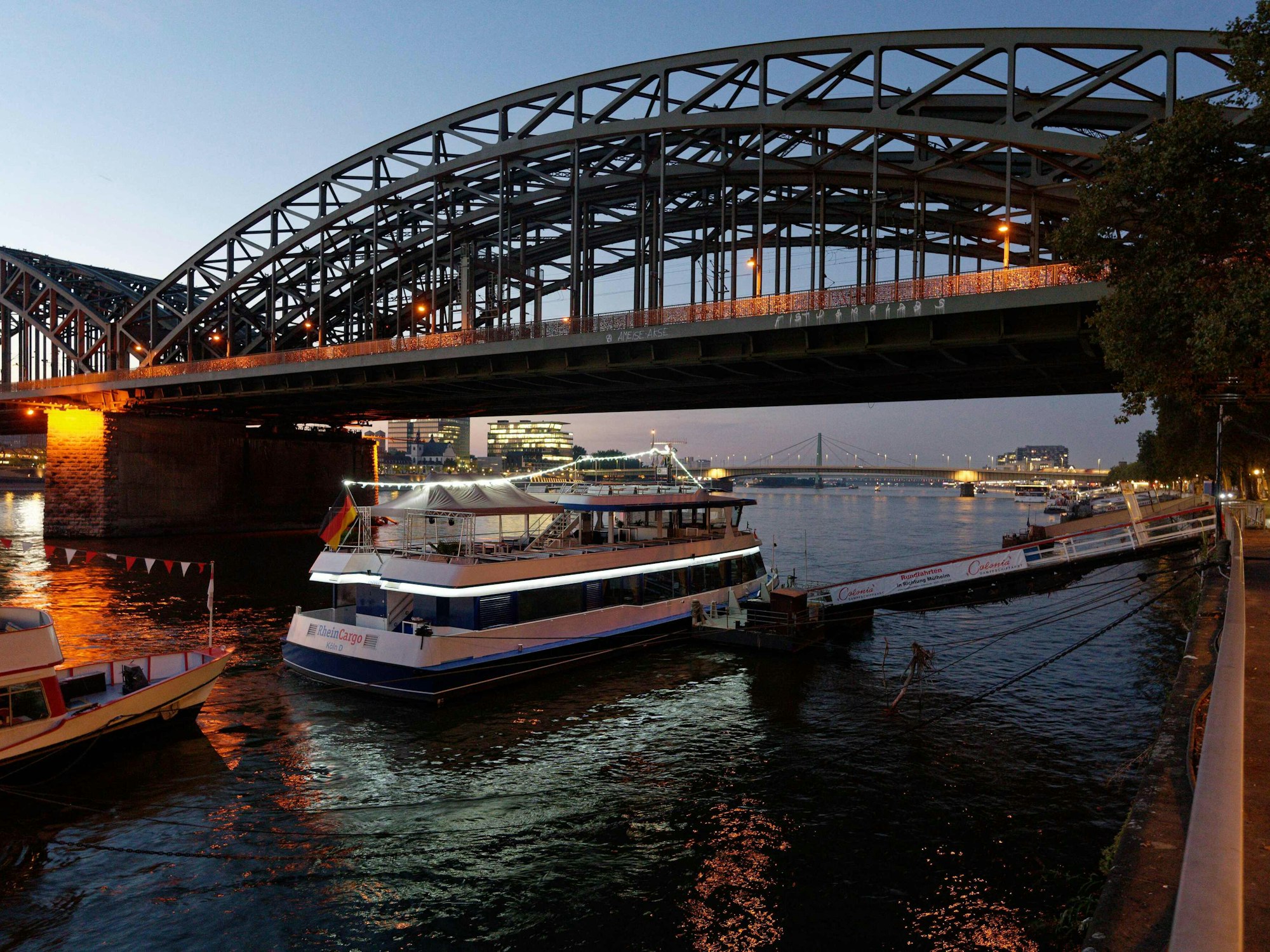 Schiffe auf dem Rhein bei Sonnenaufgang in Köln.