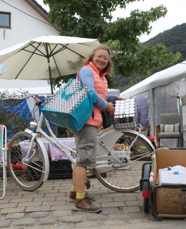 Fluthelferin Simone Bartsch mit ihrem Equipment an der O-AHR-se in Dernau.