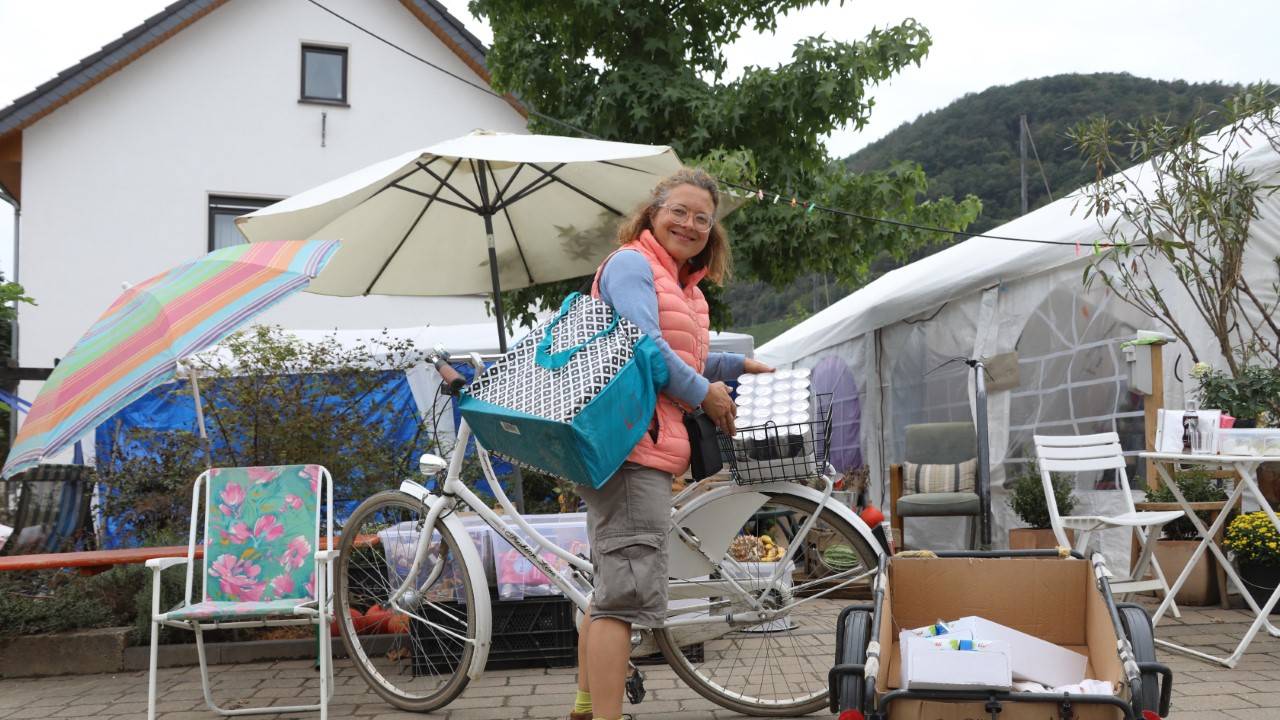 Fluthelferin Simone Bartsch mit ihrem Equipment an der O-AHR-se in Dernau.