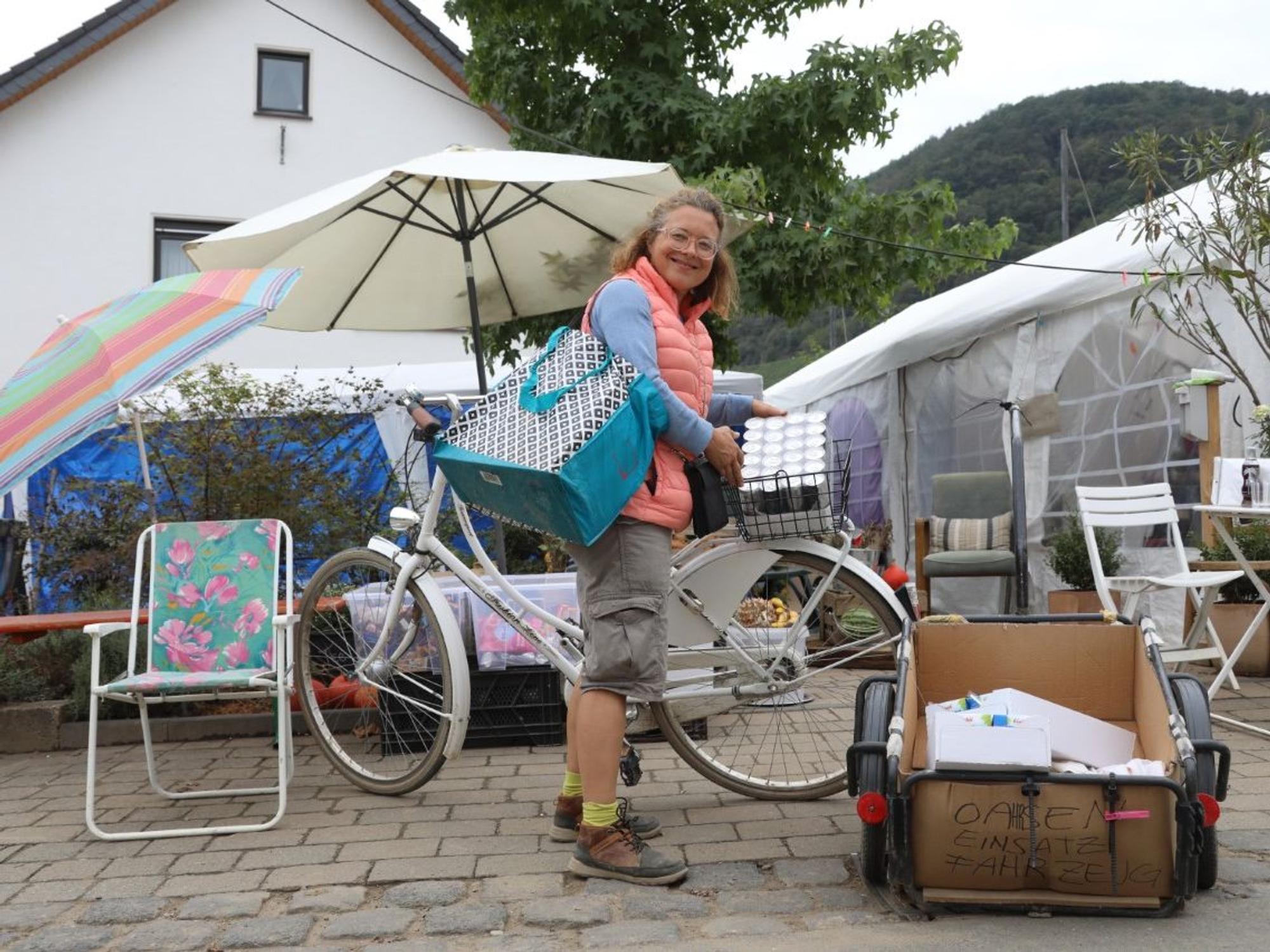 Fluthelferin Simone Bartsch mit ihrem Equipment an der O-AHR-se in Dernau.