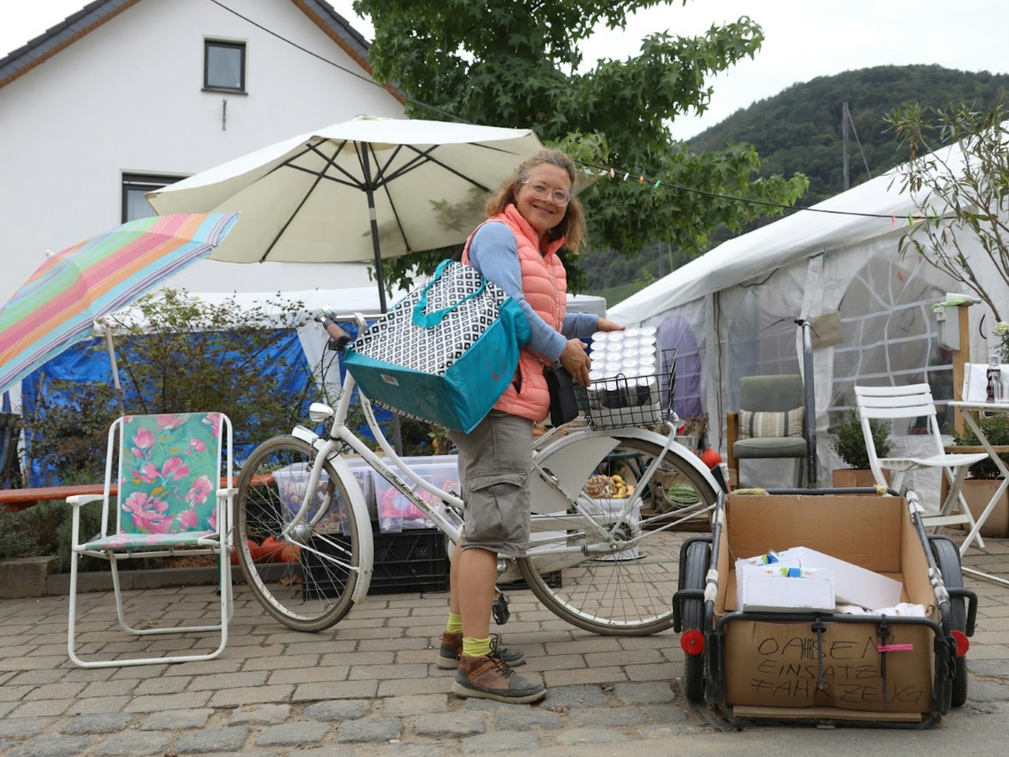 Fluthelferin Simone Bartsch mit ihrem Equipment an der O-AHR-se in Dernau.