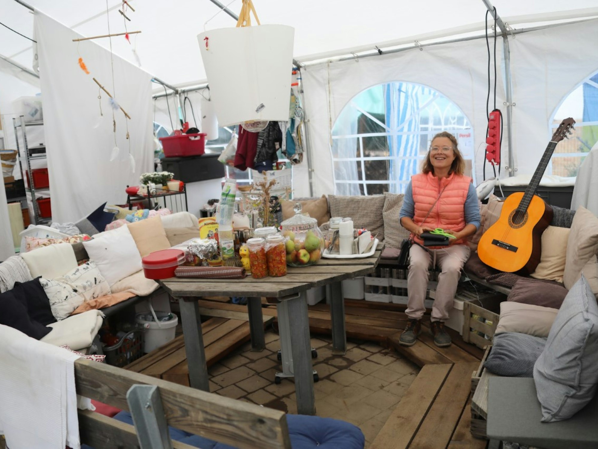 Simone Bartsch in ihrer O-AHR-se mitten in Dernau.