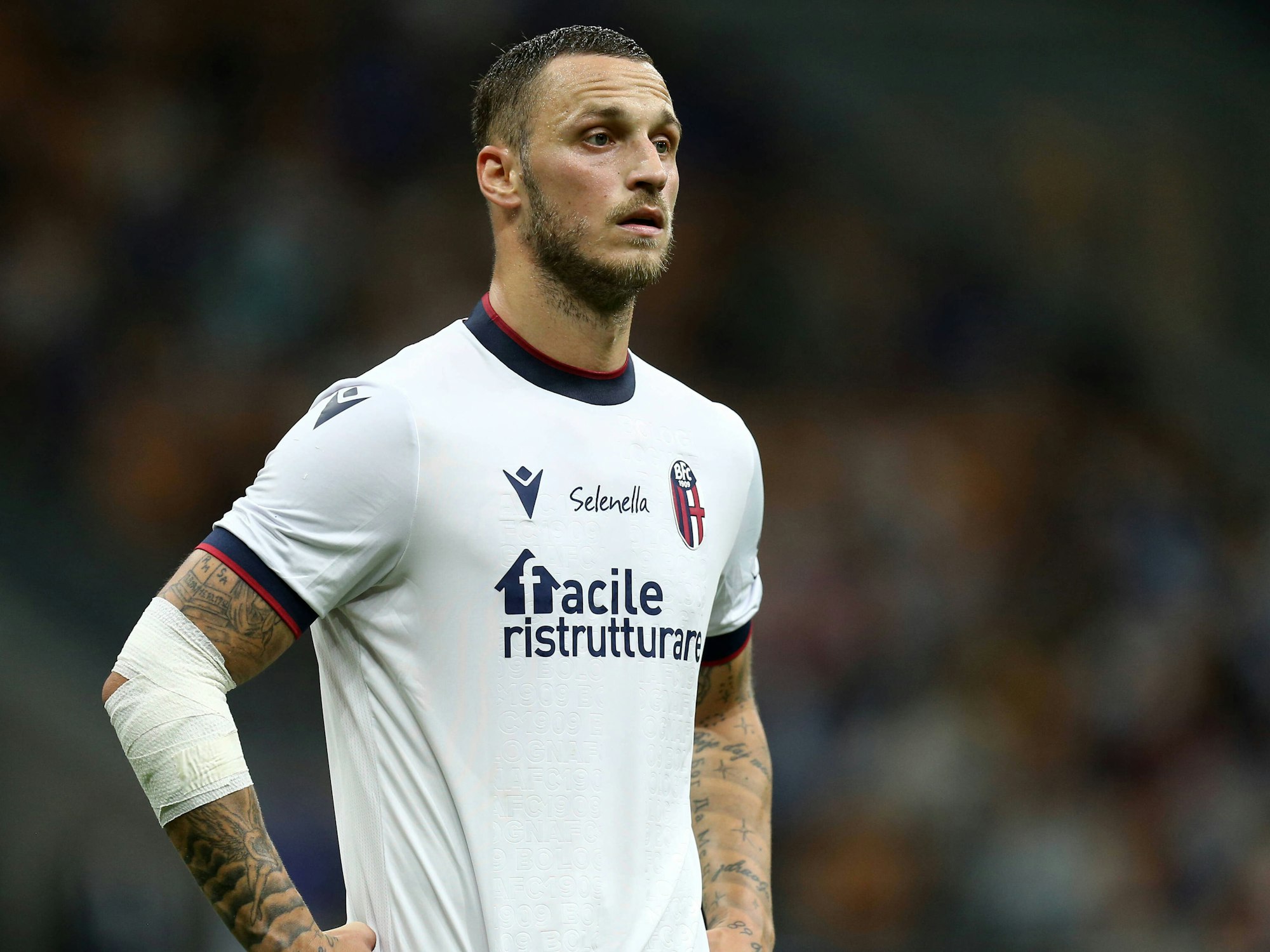 Marko Arnautovic hat die Hände in den Hüften.