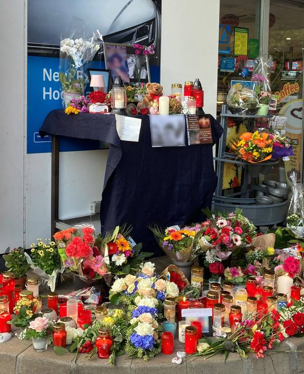 Blumen und Kerzen sind vor der Tankstelle aufgestellt, in der ein 20-jähriger Kassierer mit einem Kopfschuss getötet wurde.