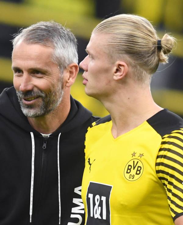 Dortmunds Trainer Marco Rose (l) bedankt sich nach dem Spiel bei Erling Haaland.