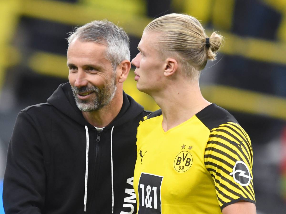 Dortmunds Trainer Marco Rose (l) bedankt sich nach dem Spiel bei Erling Haaland.