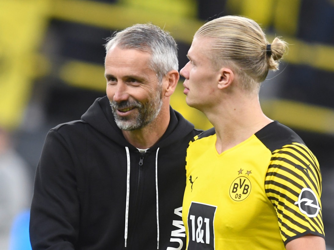 Dortmunds Trainer Marco Rose (l) bedankt sich nach dem Spiel bei Erling Haaland.