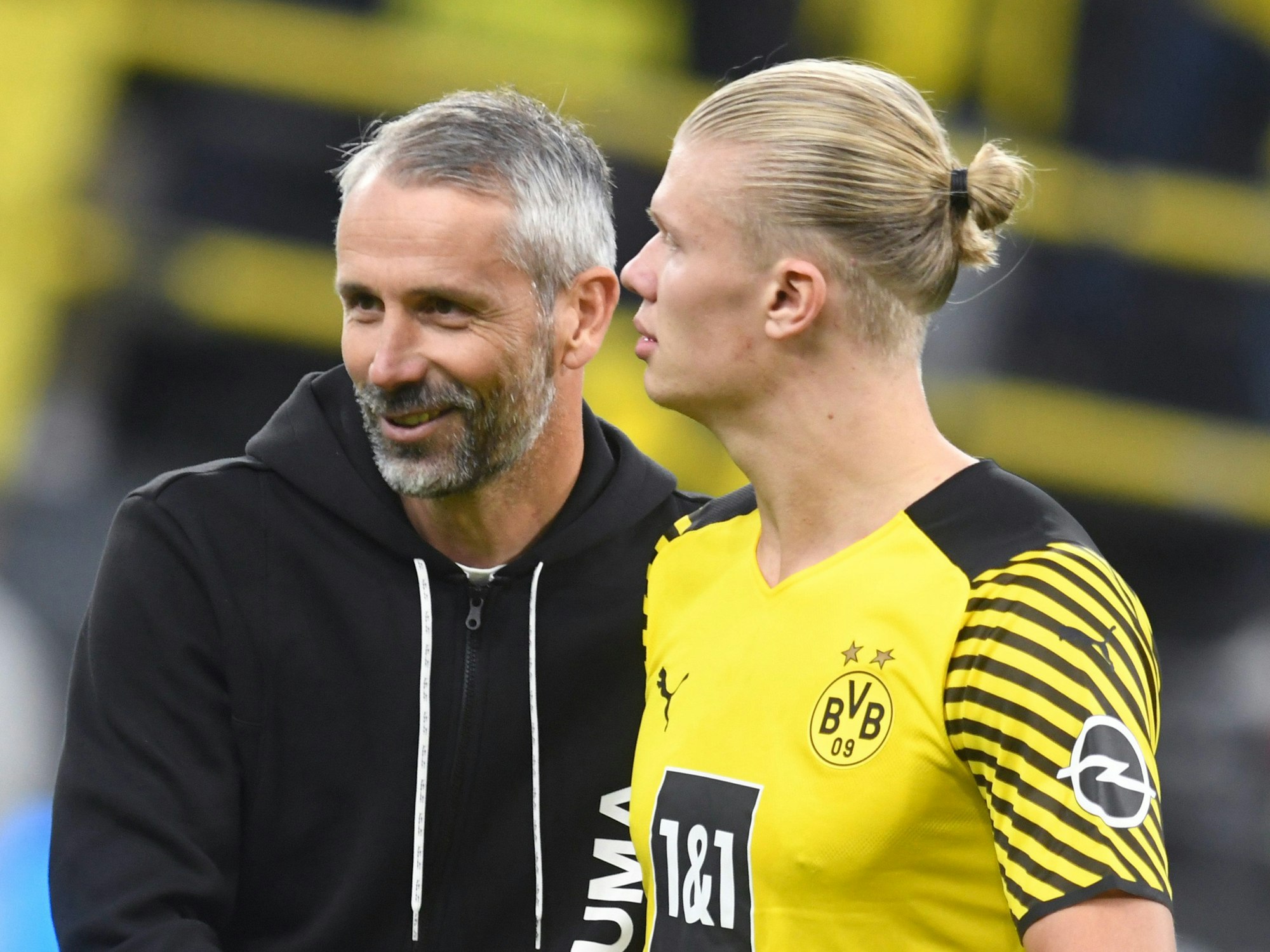 Dortmunds Trainer Marco Rose (l) bedankt sich nach dem Spiel bei Erling Haaland.