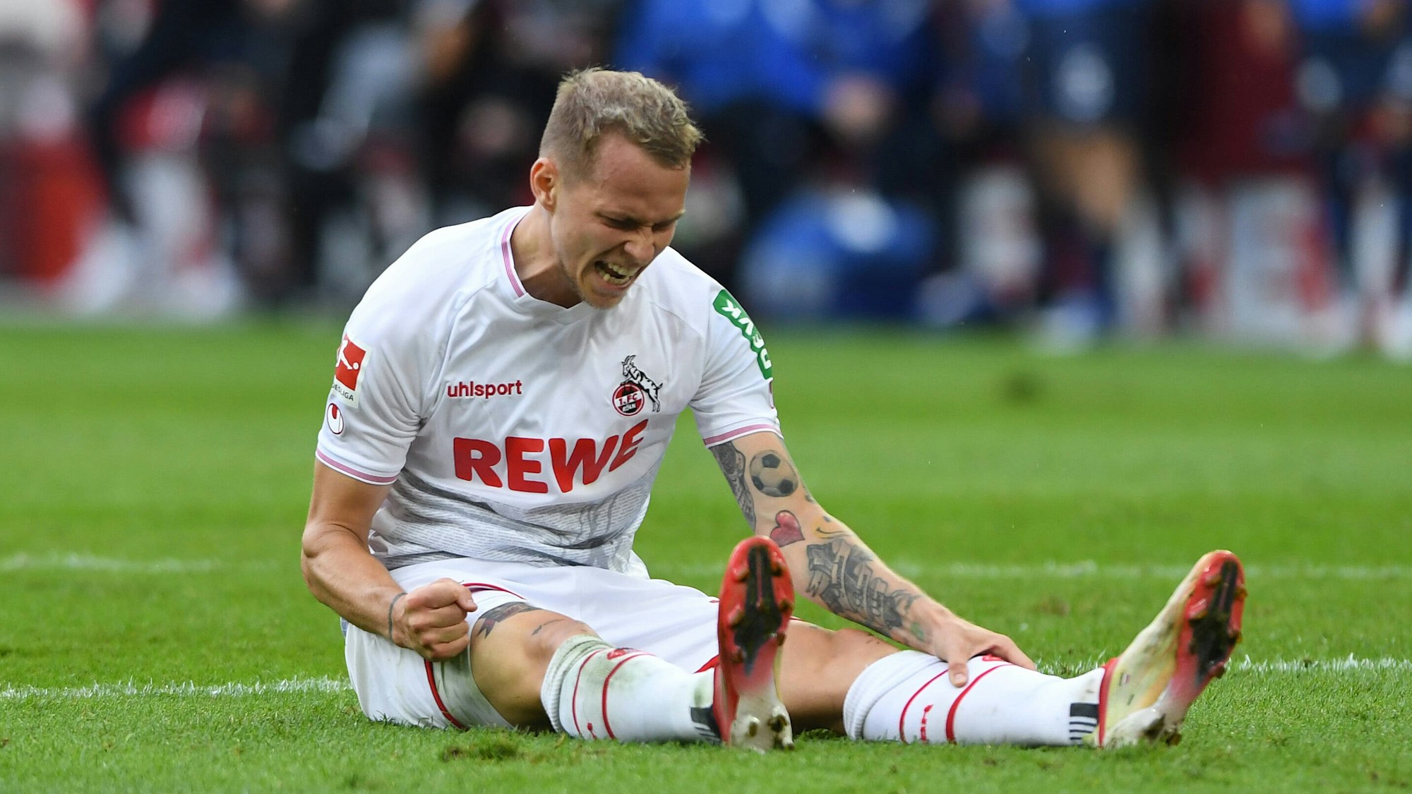 Ondrej Duda sitzt mit schmerzverzerrtem Gesicht auf dem Rasen.