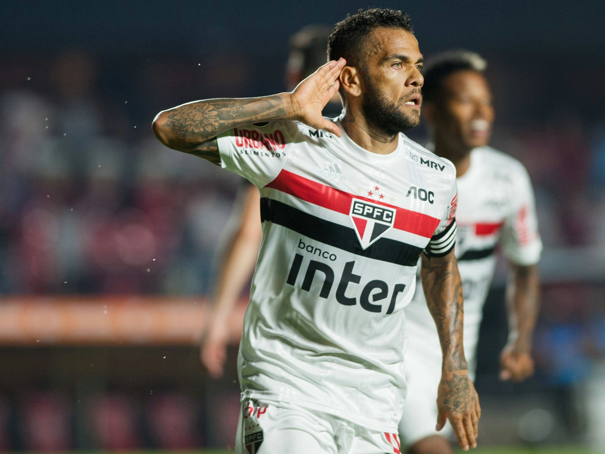 Dani Alves bejubelt sein Tor für den FC Sao Paulo.