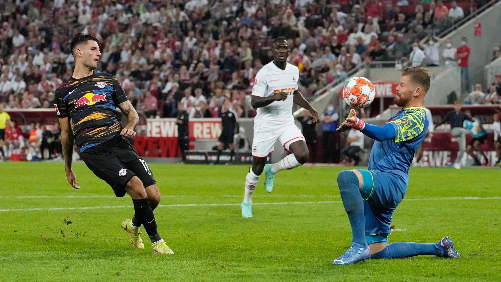 Timo Horn vom 1. FC Köln pariert gegen Leipzigs Dominik Szoboszlai.