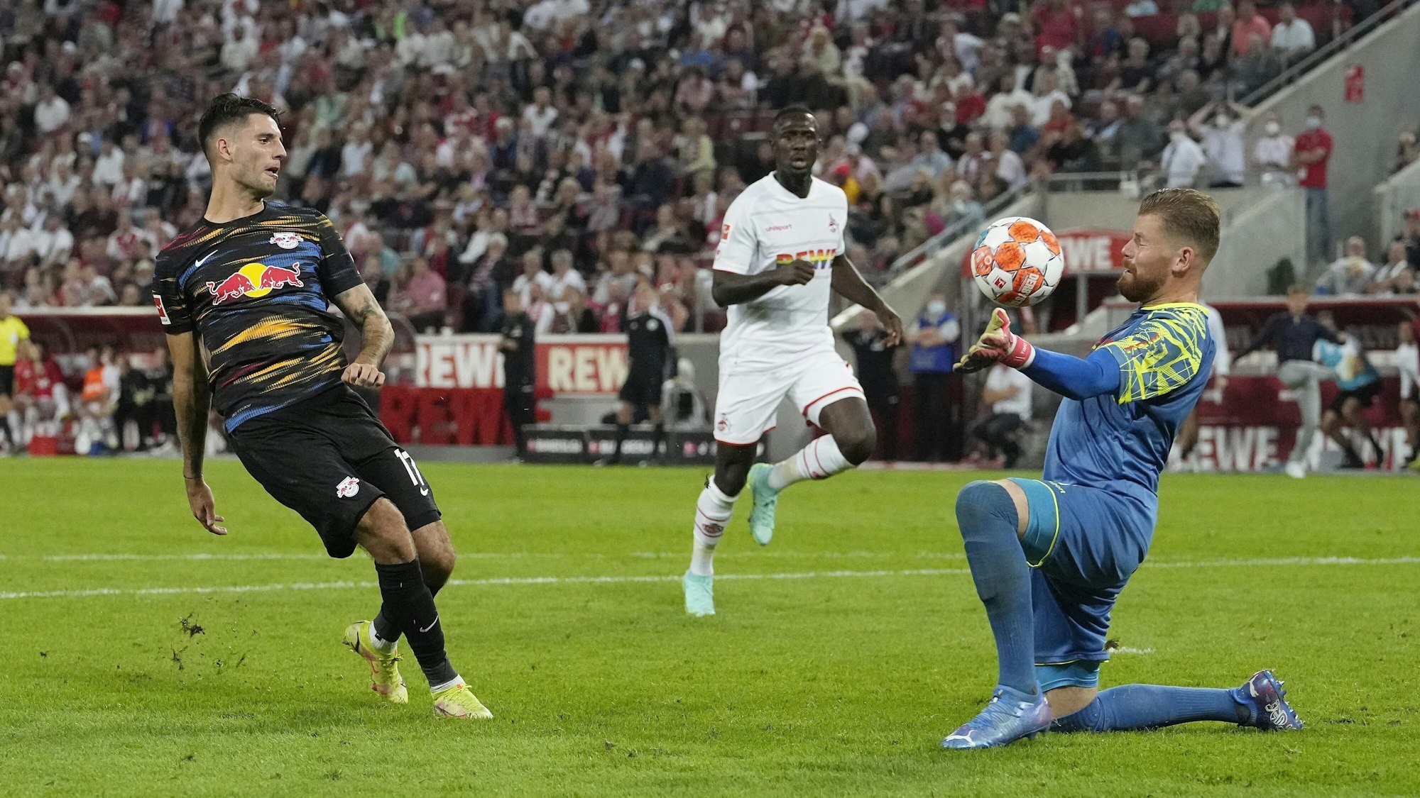 Timo Horn vom 1. FC Köln pariert gegen Leipzigs Dominik Szoboszlai.
