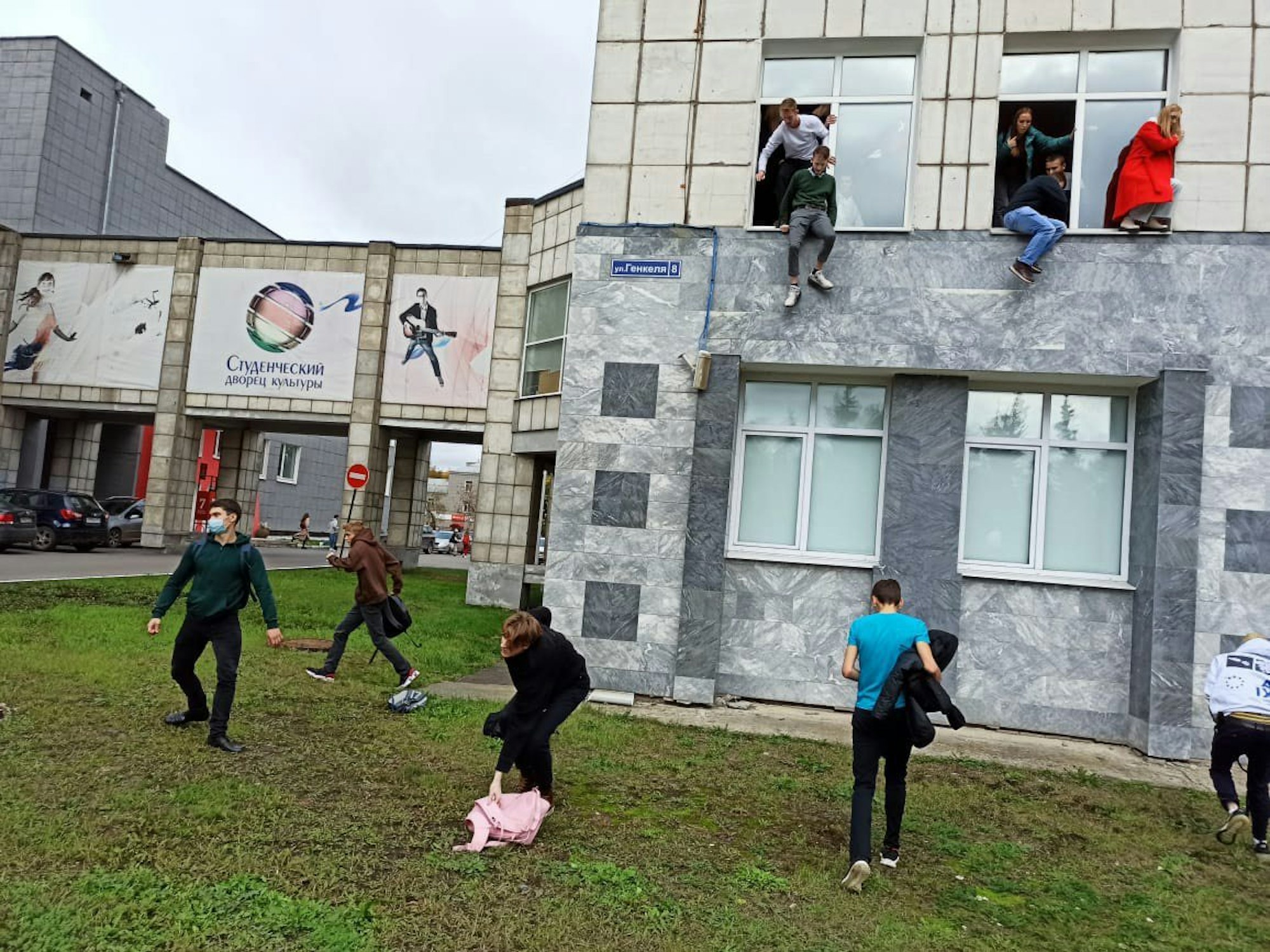 Studenten springen während einer Schießerei aus dem Fenster einer Universität. Ein Mann hat in der russischen Stadt Perm am Ural in einer Universität um sich geschossen und mehrere Menschen getötet.