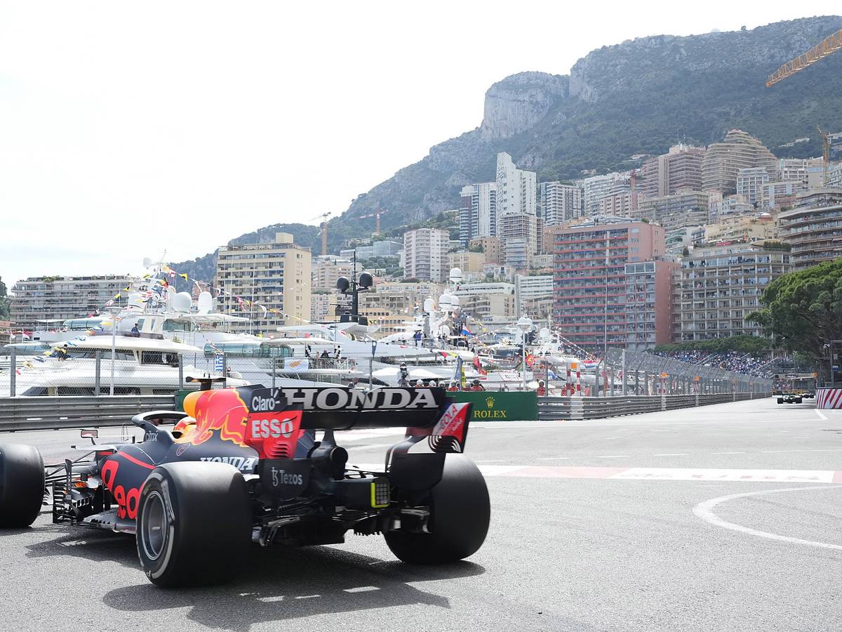 Ein Formel-1-Rennauto fährt durch Monaco. Im Hintergrund sind Yachten und Häuser zu sehen.
