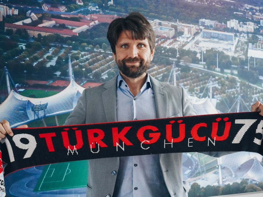 Trainer Peter Hyballa hält einen Schal seines neuen Vereins Türkgücü München hoch.