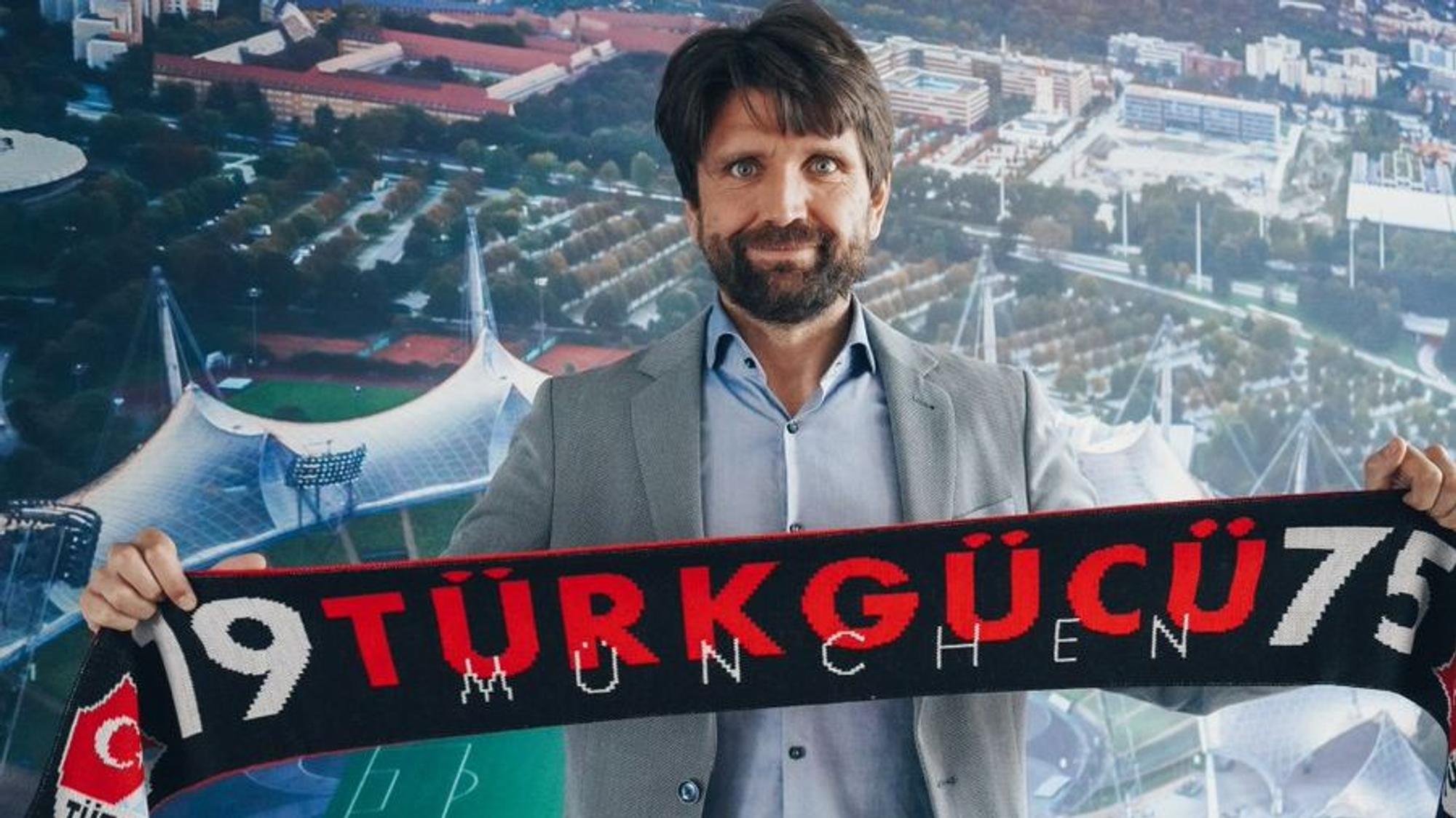 Trainer Peter Hyballa hält einen Schal seines neuen Vereins Türkgücü München hoch.